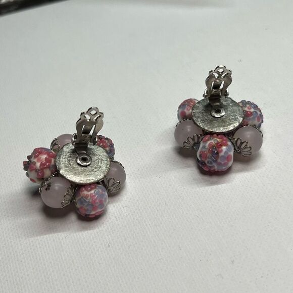 Vintage pink accented clustered clip on earrings - Picture 6 of 7